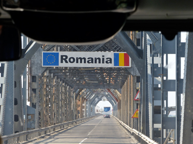 En passant le pont au-dessus du Danube, nous franchissons la frontière. Nous ne sommes plus en Bulgarie.