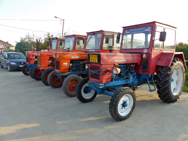 La dernière ferme visitée cultive 1.600 ha. Dans la cour, l’alignement de tracteurs Universal, et les pickups Dacia laissent peu de doute, on est en Roumanie.