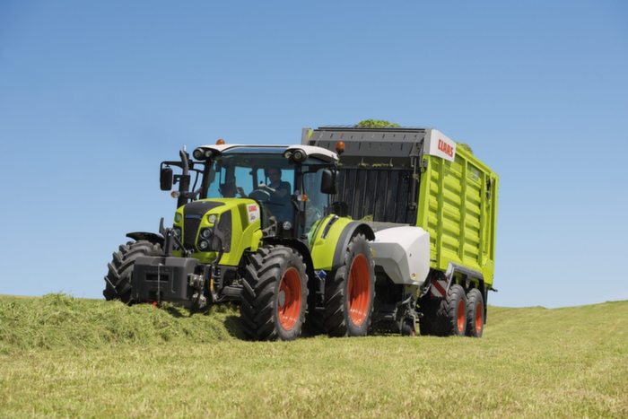 Claas Arion 400. La nouvelle génération de tracteurs de polyculture-élevage Claas s’étend de 90 à 140 ch. Elle est motorisée par un bloc à quatre cylindres Fiat Powertrain Technologie. Le toit panoramique vitré est proposé sur la version de cabine de haut de gamme.
