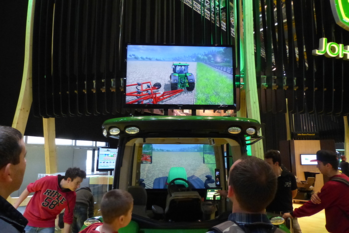 Simulateur de conduite John Deere, au travail avec le jeu Farming simulator.