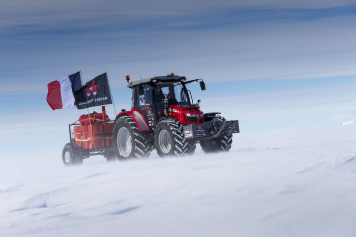 Tracteurs : Il aura fallu 28 jours à l’expédition Antarctica 2 pour faire l’aller-retour entre la plateforme Novo Runway en Antarctique et le Pôle Sud. Le véhicule principal de l’expédition était un tracteur Massey Ferguson 5610. Il a parcouru 5000 km.