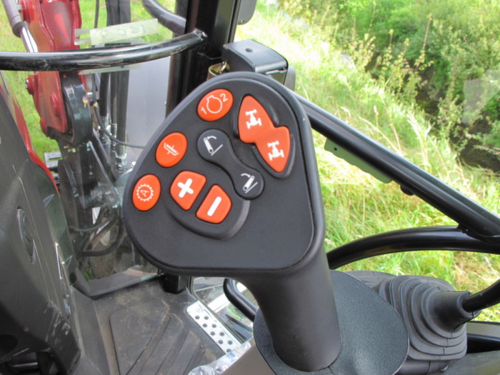 Le levier Multicontroller en bout de levier de vitesses permet de gérer à l'aide du pouce plusierus fonctions du tracteur comme le relevage, l'inversion du sens de marche, les powershift ou encore les mémos moteur