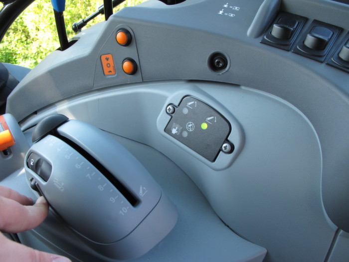 Le bloc deco contrôle du relevage est ergonomique et comprend une molette pour le contrôle de position.