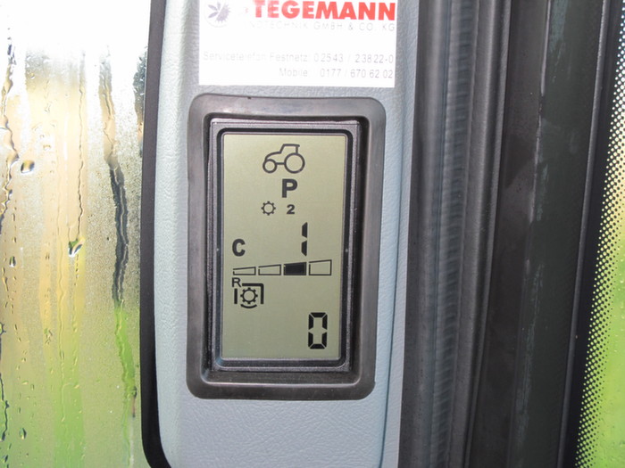 Toutes les informations concernant la transmission sont affichée sur le terminal du montant droit de la cabine.
