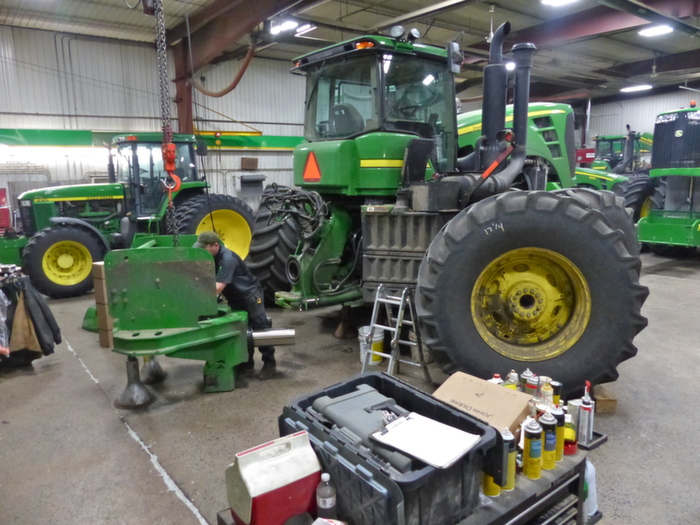 Dans l’atelier se côtoient les différentes générations de tracteurs de la marque. La principale partie est constituée de séries 8000 et tracteurs articulés, à l’image de ce 9630.