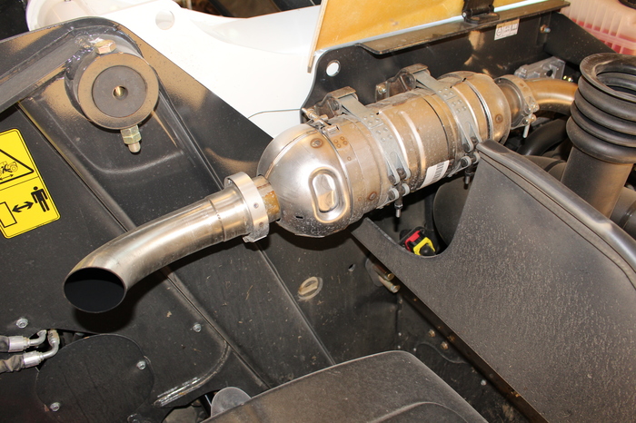 Le moteur conforme à la norme Tier 4 interim utilise un catalyseur d'oxydation DOC pour traiter les gaz d'échappement.