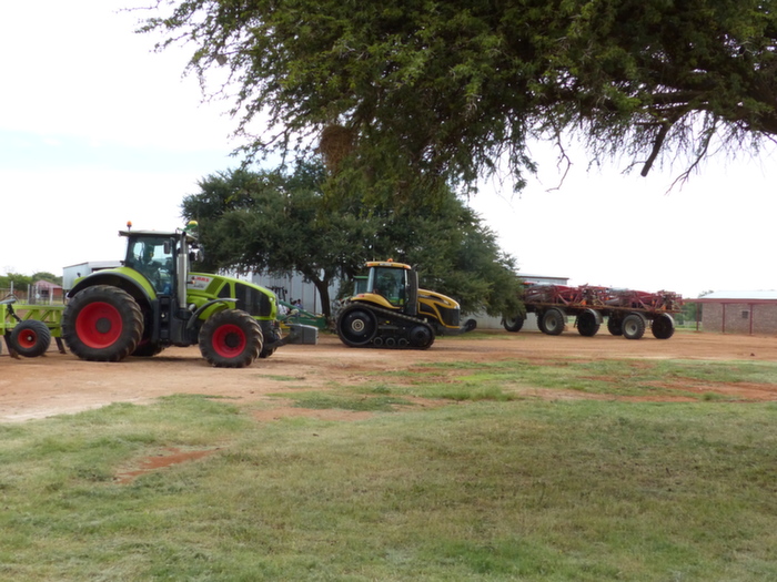 L'exploitation est équipée de deux pulvérisateurs Case IH Patriot, et de tracteurs plus petits pour les travaux d'épandage d'engrais et d'entretien des parcelles