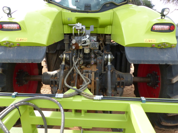 L'agriculteur travaille en CTF (Controlled Traffic Farming). Les voies des tracteurs, pulvérisateurs et moissonneuses-batteuses sont les mêmes. Avec le GPS, les matériels utilisent les mêmes traces dans les parcelles.