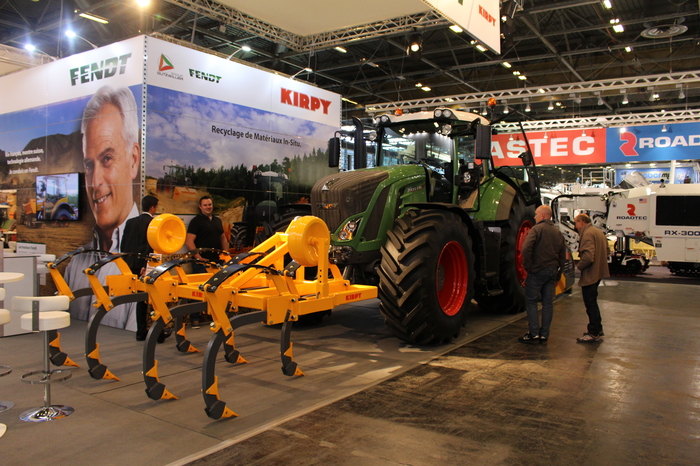 On continue dans les tracteurs avec le stand Fendt, qui exposait en partenariat avec Kirpy et  Gutzwiller. Voici un 936 version 2014 équipé avec des outils Kirpy à l’avant et à l’arrière.