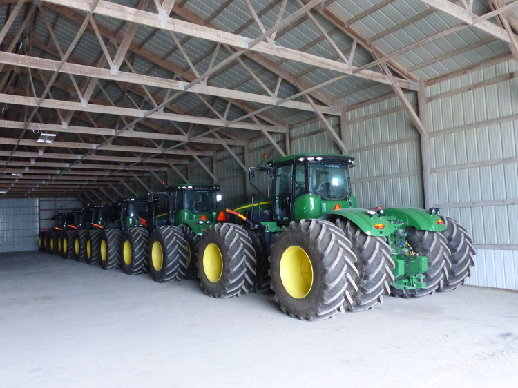 Un grand hangar permet de garer quelques-uns des 18 tracteurs de la ferme. Six 9 R figurent de ce côté.
