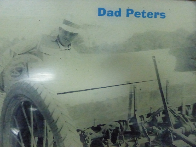 Le portrait du grand-père Peters est accroché à un mur du bureau.