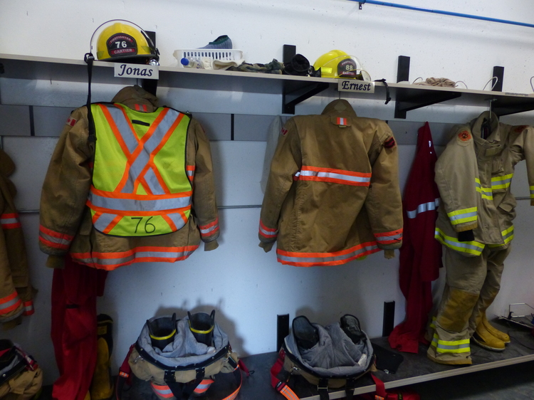 Un hangar attenant abrite le vestiaire pour les tenues et l’équipement de lutte contre les incendies, interne à la communauté. Les tenues de Jonas et d’Ernest sont prêtes.