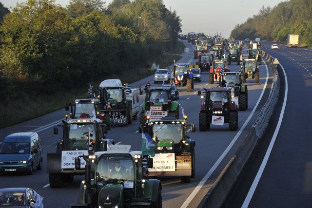 7h45 - Arrivée des manifestants et des tracteurs à hauteur du péage de Saint-Arnoult-en-Yvelines (A10). Photo : C. Faimali/GFA