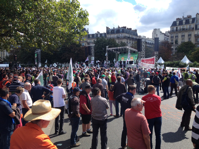 15h25 - Intervention d'un représentant de la Franche-Comté sur la place de la Nation. (Photo : C. Faimali)