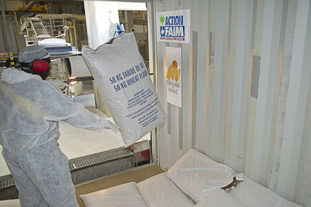 Photo prise dans le cadre de l'opération « Farine en Somalie » le 26 septembre lors de l'ensachage la farine, du chargement des sacs dans des conteneurs et de l'enlèvement des conteneurs. Photo : AGPB