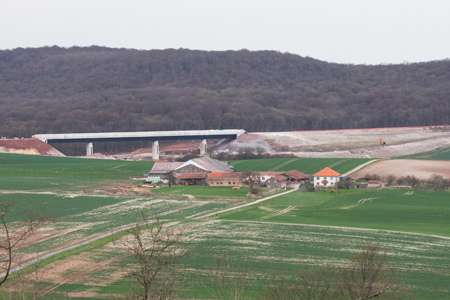 Chantier de TGV passant à côté d'une ferme. Photo : C. Thiriet