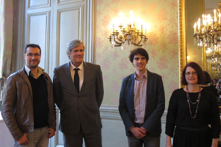 De gauche à droite : Renaud Fourreaux, deuxième prix Afja, Stephane Le Foll, ministre de l'agriculture, Victor Guilbert, Grand Prix Afja et Nicole Ouvrard, présidente de l'Afja