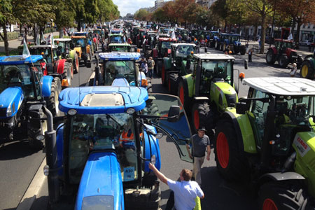 Les files de tracteurs sur le cours de Vincennes le jeudi 3 septembre 2015. © C.Faimali/GFA