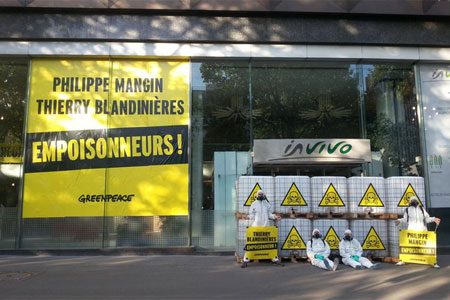Les activistes de Greenpeace devant le siège d'InVivo - © Greenpeace France 