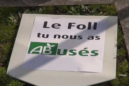 Pancarte abordée par les manifestants devant la préfecture de l'Ile de France, contre la baisse de l'aide au maintien en agriculture biologique.