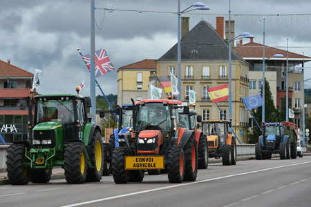 Le convoi de tracteurs parti de Roanne vers Paris - © Jérôme Chabanne  