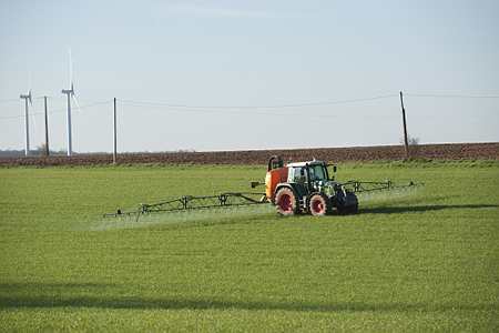 Traitement phytosanitaire sur blé au stade du tallage-épi 1 cm. Photo : J.-M. Nossant