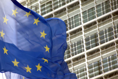 Le drapeau européen devant le Berlaymont, Bruxelles. (Photo : European Communities)