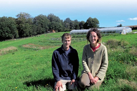 Nathalie et Jonathan Prévot dans une de leurs prairies dans l'Aveyron. Photo : Groupe France Agricole