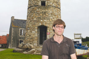 Sur son élevage finistérien, David Riou a construit un phare, par défi personnel et amour des vieilles pierres.