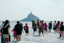 Une face moins connue du Mont-Saint-Michel se dévoile aux randonneurs, loin de l'afflux touristique.