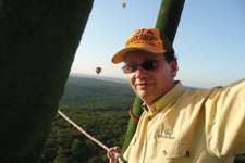 Benoît Louyot, fils d'agriculteur, pilote des montgolfières depuis vingt ans. Un loisir de sensations « douces ».