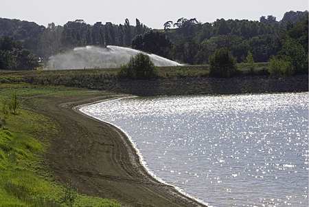 Retenue collinaire et canon à eau pour l'irrigation © Watier