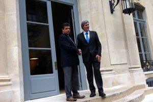 Xavier Beulin, président de la FNSEA, rencontre pour la première fois le nouveau ministre de l'Agriculture, Stéphane Le Foll, rue de Varennes à Paris, le 22 mai 2012 (© M. Gramat)