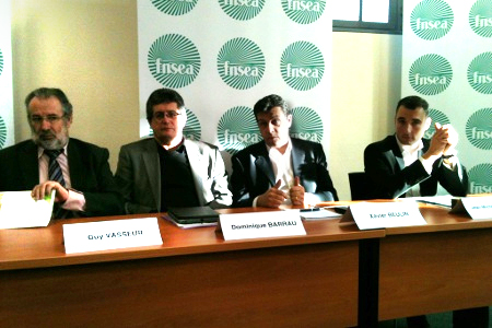 Guy Vasseur (président de l'APCA), Dominique Barrau (secrétaire général de la FNSEA), Xavier Beulin (président de la FNSEA) et Jean-Michel Schaeffer (président de Jeunes Agriculteurs) le 7 février 2012. (© B. Vitasse / GFA)