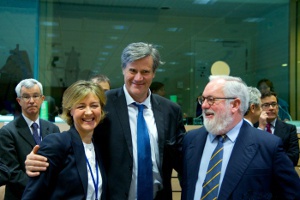 Stéfane Le Foll, ministre de l'Agriculture (au milieu), et son homologue espagnol à sa gauche, mardi 19 mars à Bruxelles (crédit : Conseil de l'Union européenne)
