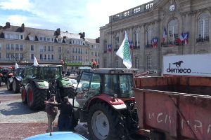 Manifestation des agriculteurs à Beauvais pour protester contre la crise de l'élevage (© Pol-Ewen Maisonneuve)