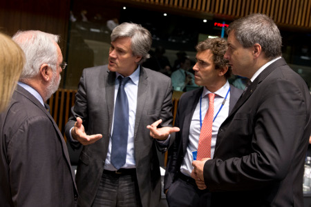 Stéphane Le Foll, ministre de l'Agriculture français (au centre sur la photo) le 25 juin à Luxembourg à l'occasion du Conseil de l'Union européenne sur l'Agriculture (crédit : Conseil de l'UE)
