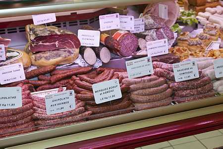 Rayon de boucherie et charcuterie d'un supermarché (© Watier - 2011)