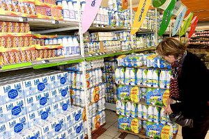 Rayon lait dans un supermarché Leclerc (© JM Nossant)
