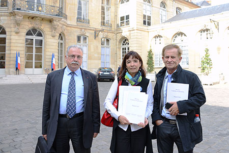 Frédérique Massat (au centre) et Jean-Paul Bastian (à droite), après la remise au Premier ministre de leur rapport sur les contrôles en exploitations agricoles