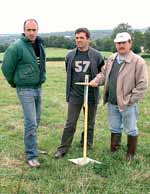 «Avec Thierry Chazette (au centre) et Christian Bessège (à droite), nous avons adopté la méthode Herbo-Lis depuis quelques années pour mieux gérer la pousse de l’herbe, explique Hervé Chandumont. Avec le cumul des  températures, nous affinons la méthode.»