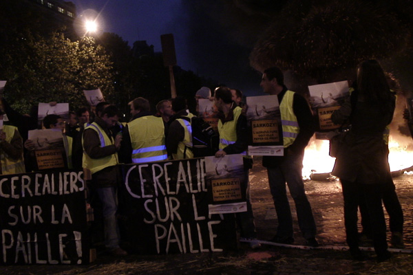 Manifestation : les JA de l'Ile-de-France mettent le feu aux Champs-Elysées
