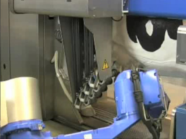 Matériel de traite - quatre robots en démonstration : le robot mobile Futurline de Christensen