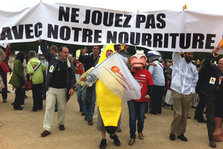 Manifestation G20 - Ne jouez pas avec notre nourriture - Photo : M. Gramat / GFA