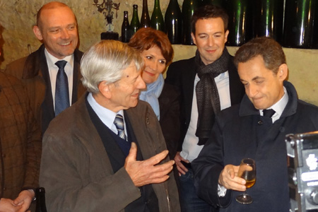 De gauche à droite: Frédéric Nihous, Daniel Allias, Claude Greff (députée UMP de Vouvray-Amboise), Guillaume Peltier (porte-parole de l'UMP) et Nicolas Sarkozy. © I. PROUST